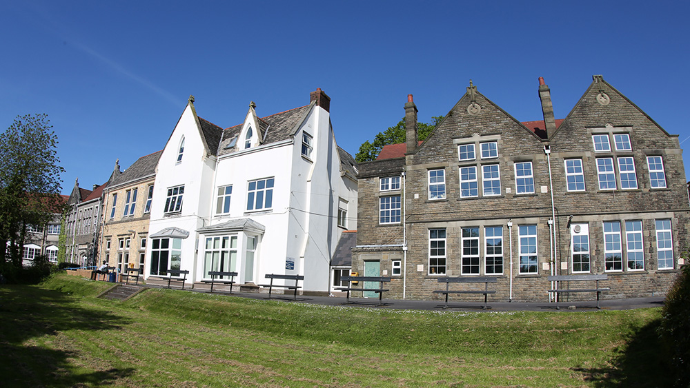Llwyn y Bryn campus building