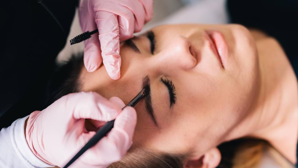 Shaping and styling eyebrows