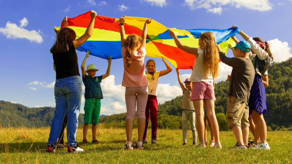children with play parachute 