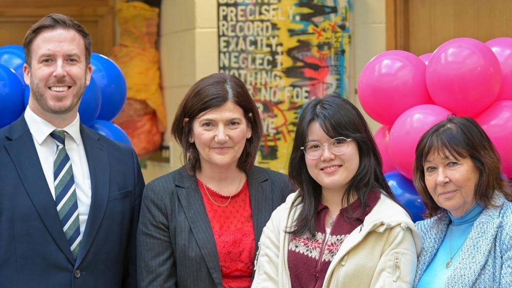 Myfyriwr Rhyngwladol yn dathlu cynnig Caergrawnt