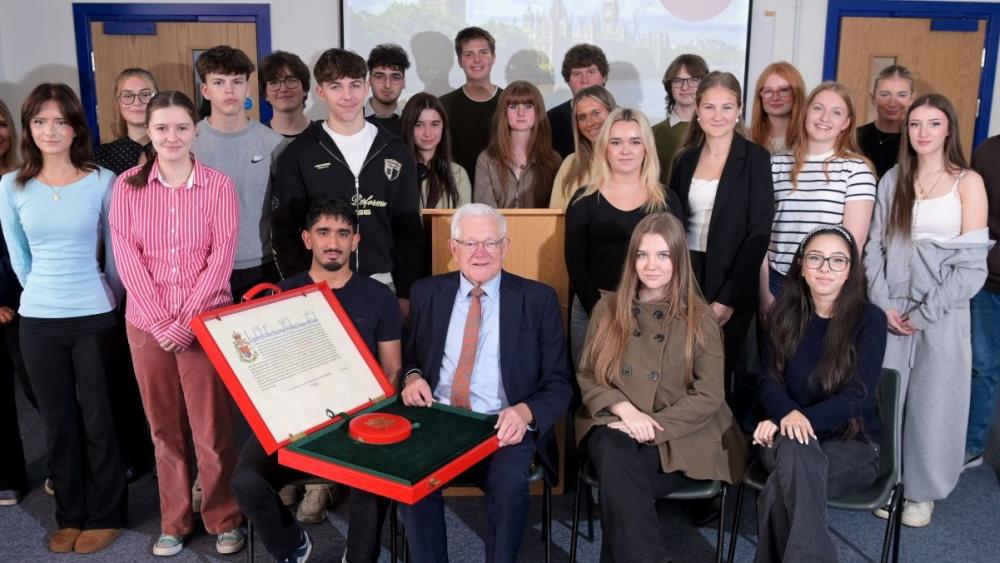 Yr Arglwydd German OBE yn ymweld â Choleg Gŵyr Abertawe