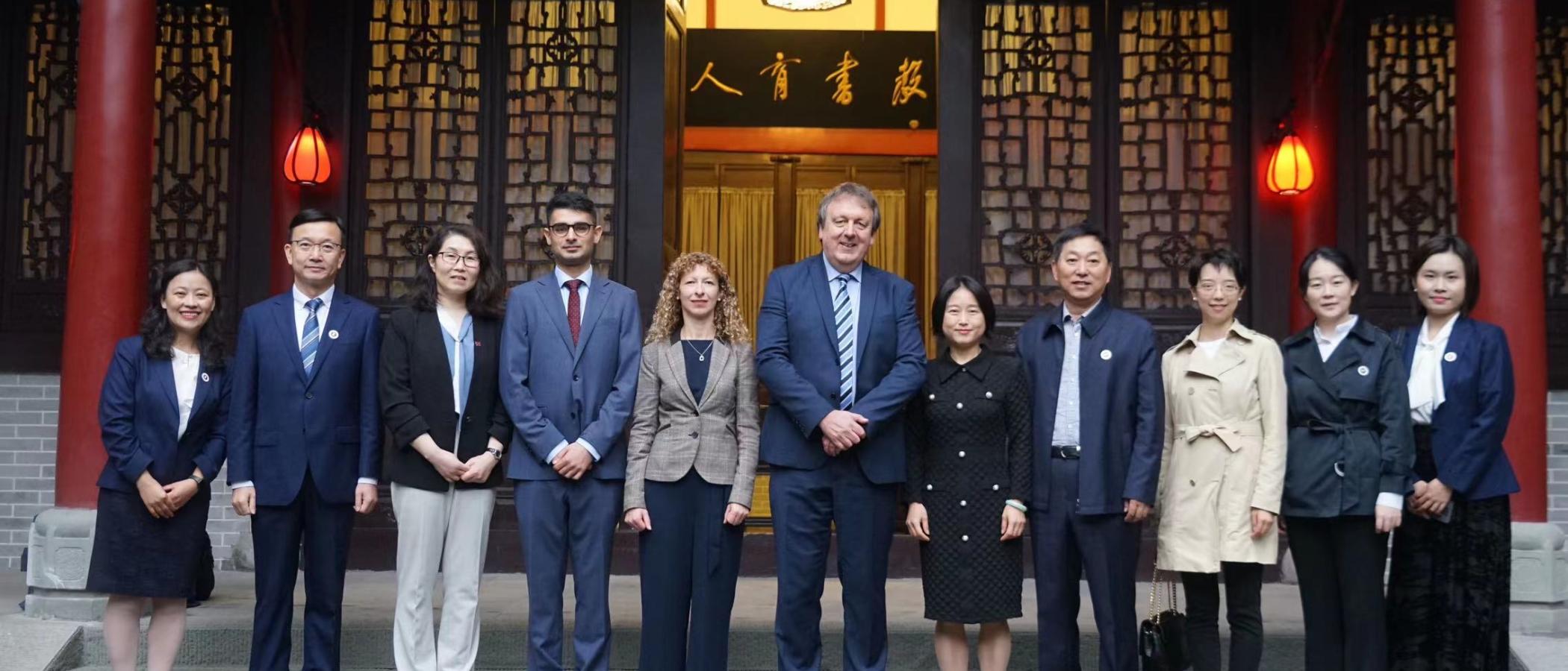 Mark Jones, Prif Swyddog Gweithredol, Ruth Owen Lewis a Jeannie Yu gyda'r grŵp