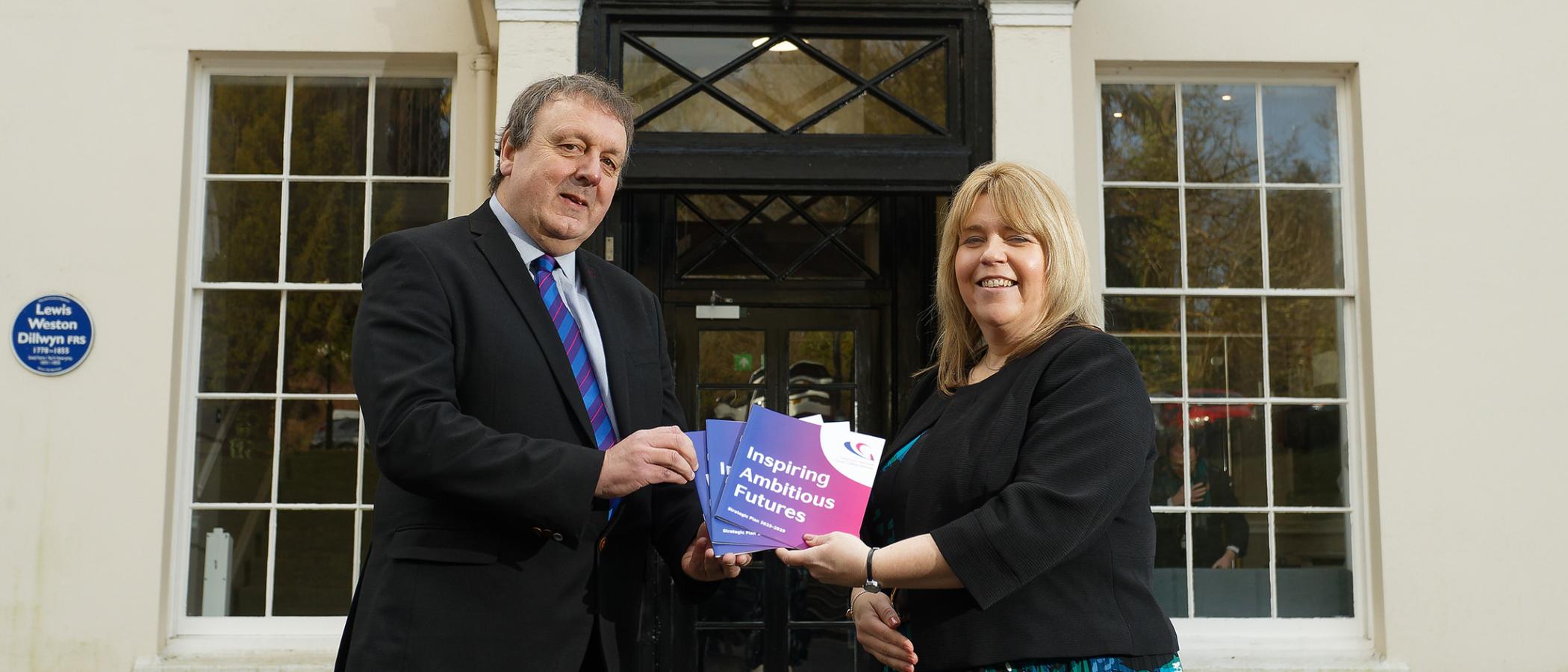 O'r chwith i'r dde - Mark Jones CEO and Kelly Fountain Principal