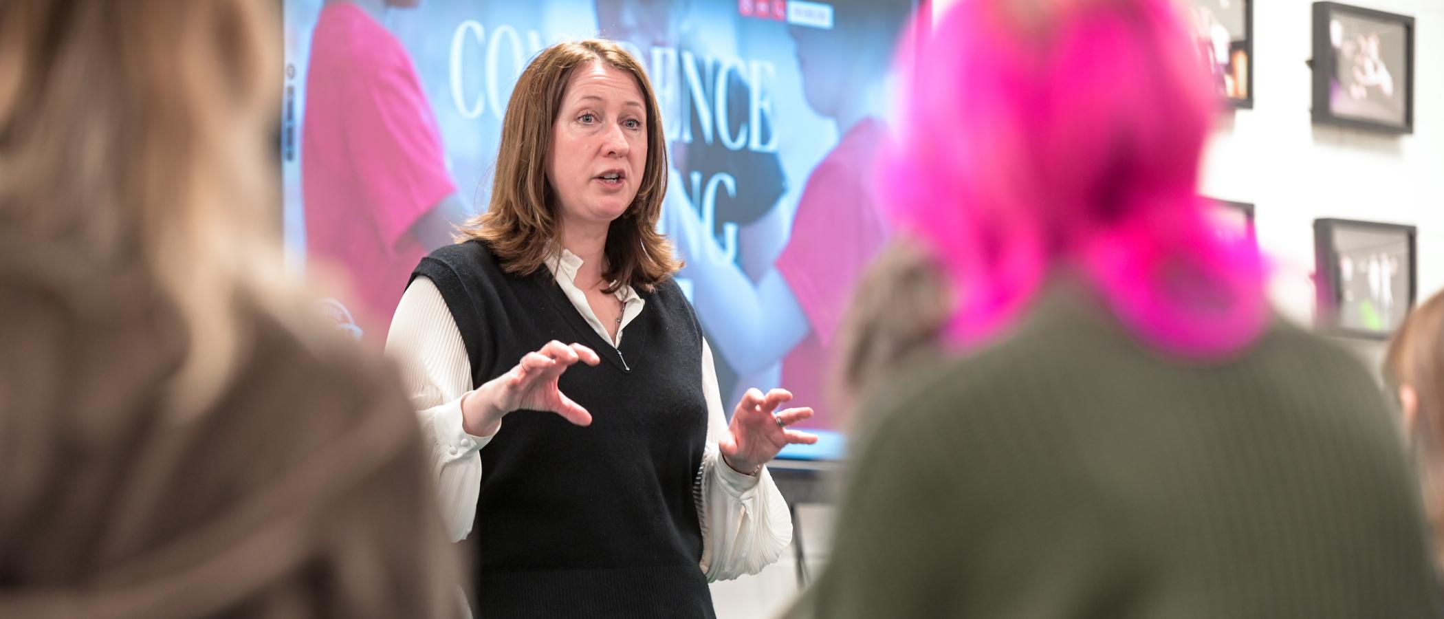 Cyn-fyfyriwr yn ysbrydoli’r genhedlaeth nesaf o actorion