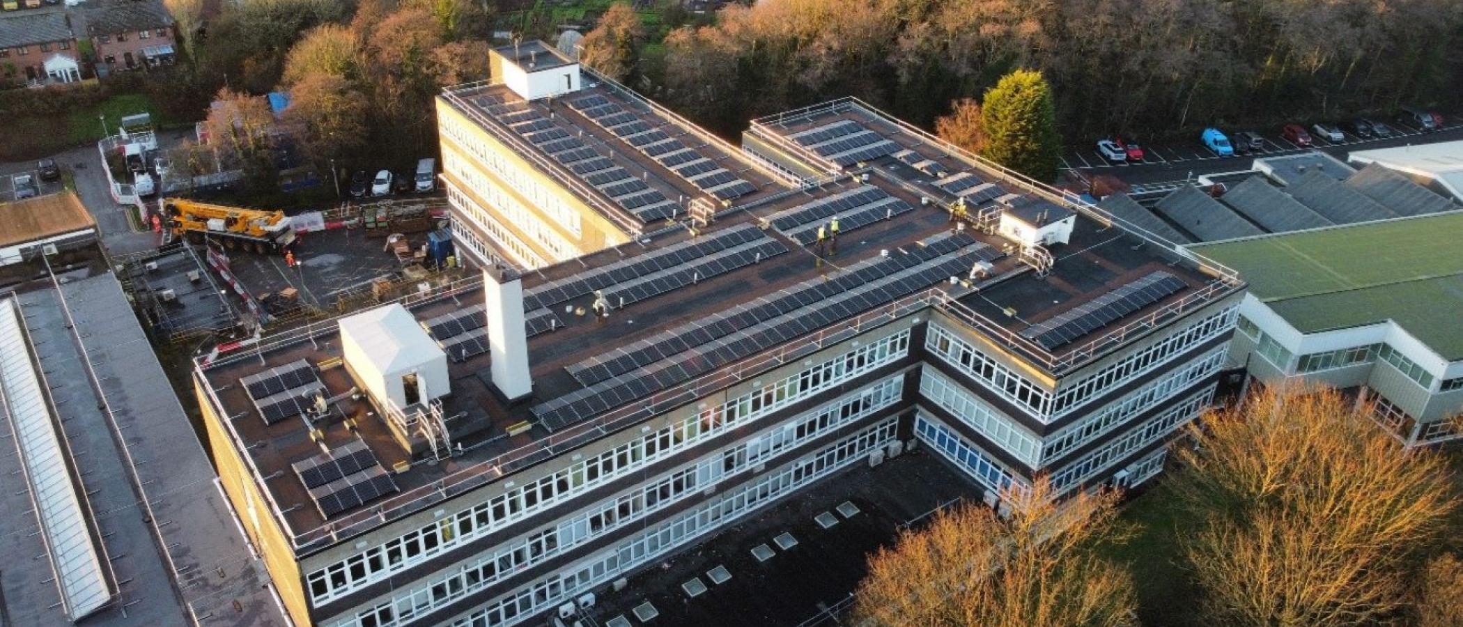 Coleg yn cofleidio technolegau carbon isel