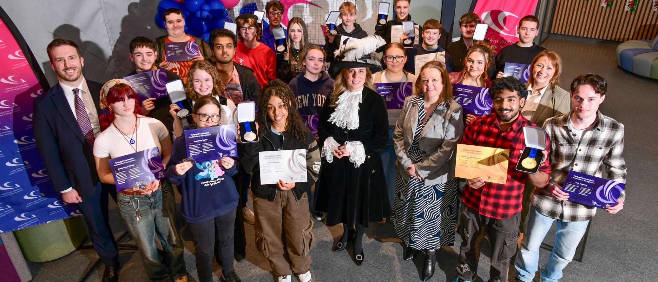 Myfyrwyr y Coleg yn dathlu llwyddiant medalau