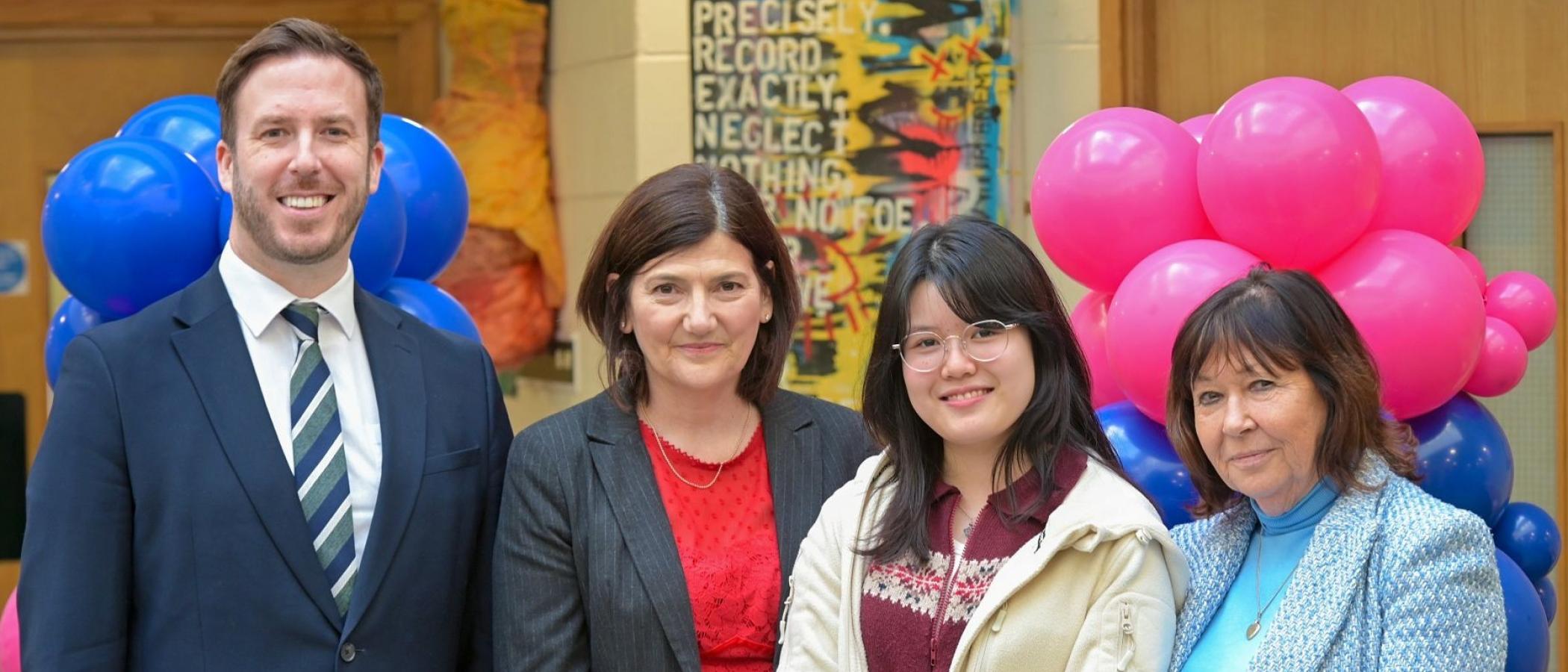 Myfyriwr Rhyngwladol yn dathlu cynnig Caergrawnt