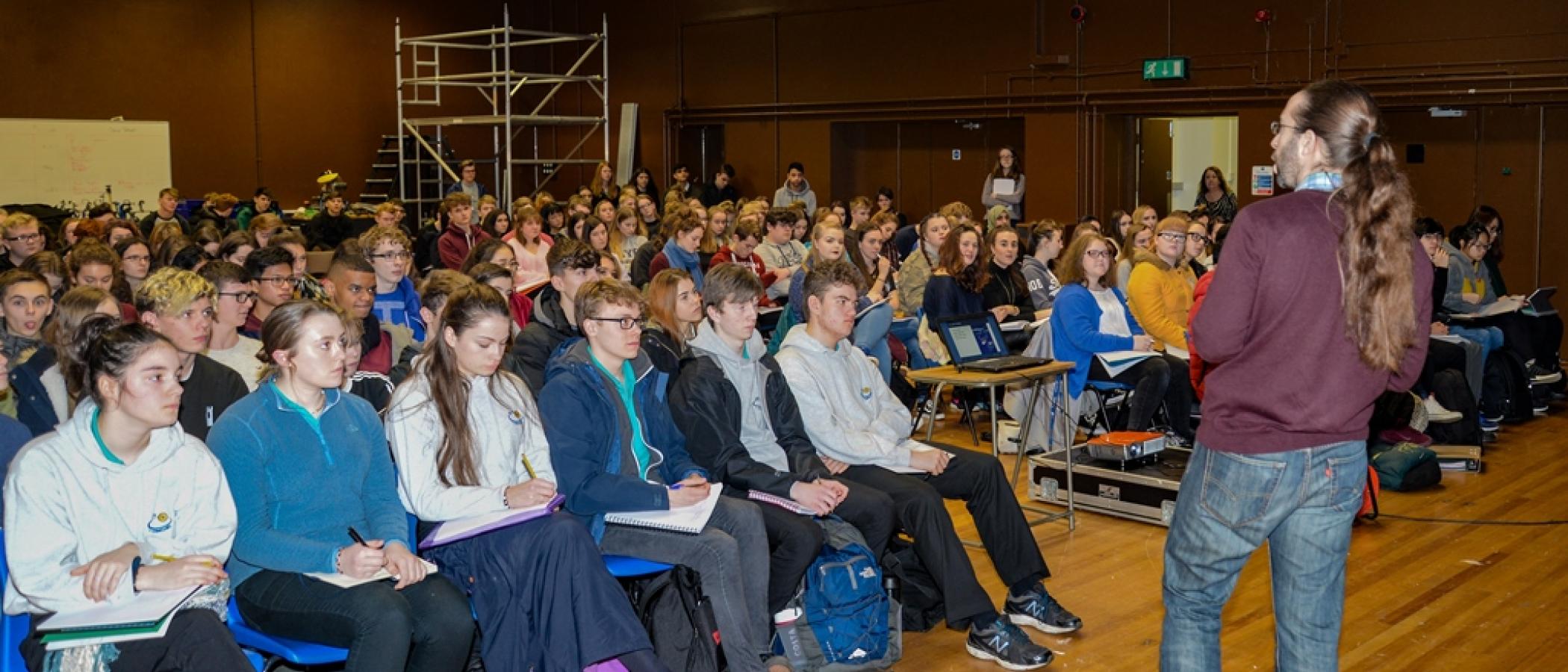 Anerchiad prifysgolion blaenllaw yn denu 200 o fyfyrwyr i'r Coleg