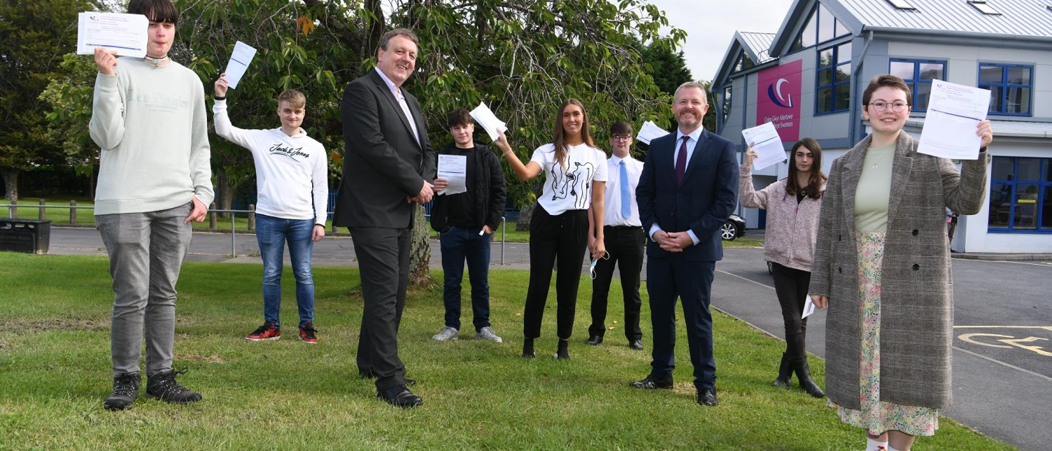 Myfyrwyr yn dathlu canlyniadau arholiadau gwych ar gyfer 2021