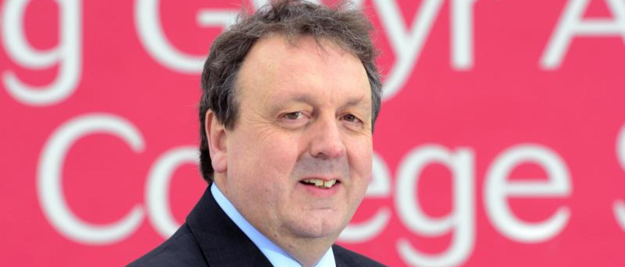 Pennaeth, Mark Jones