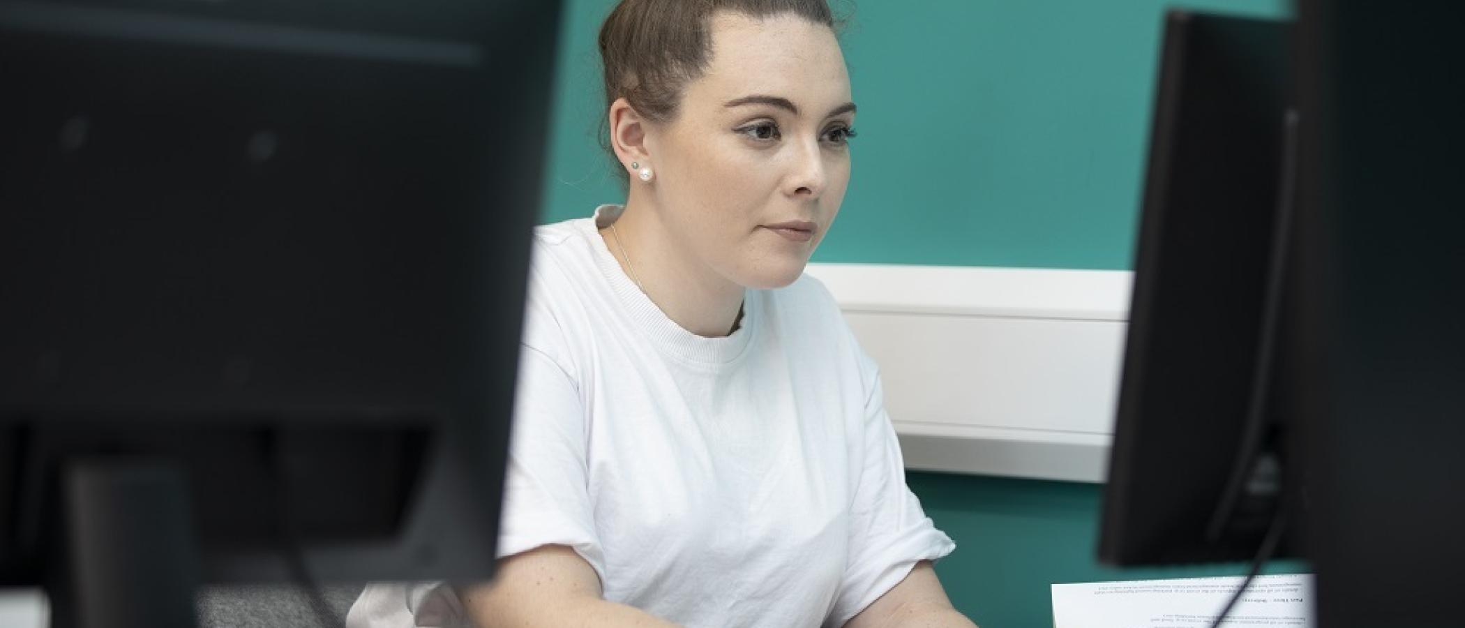 Ymtaeb i COVID: Coleg Gŵyr Abertawe yn atgyfnerthu cymorth ar draws ei gymuned 