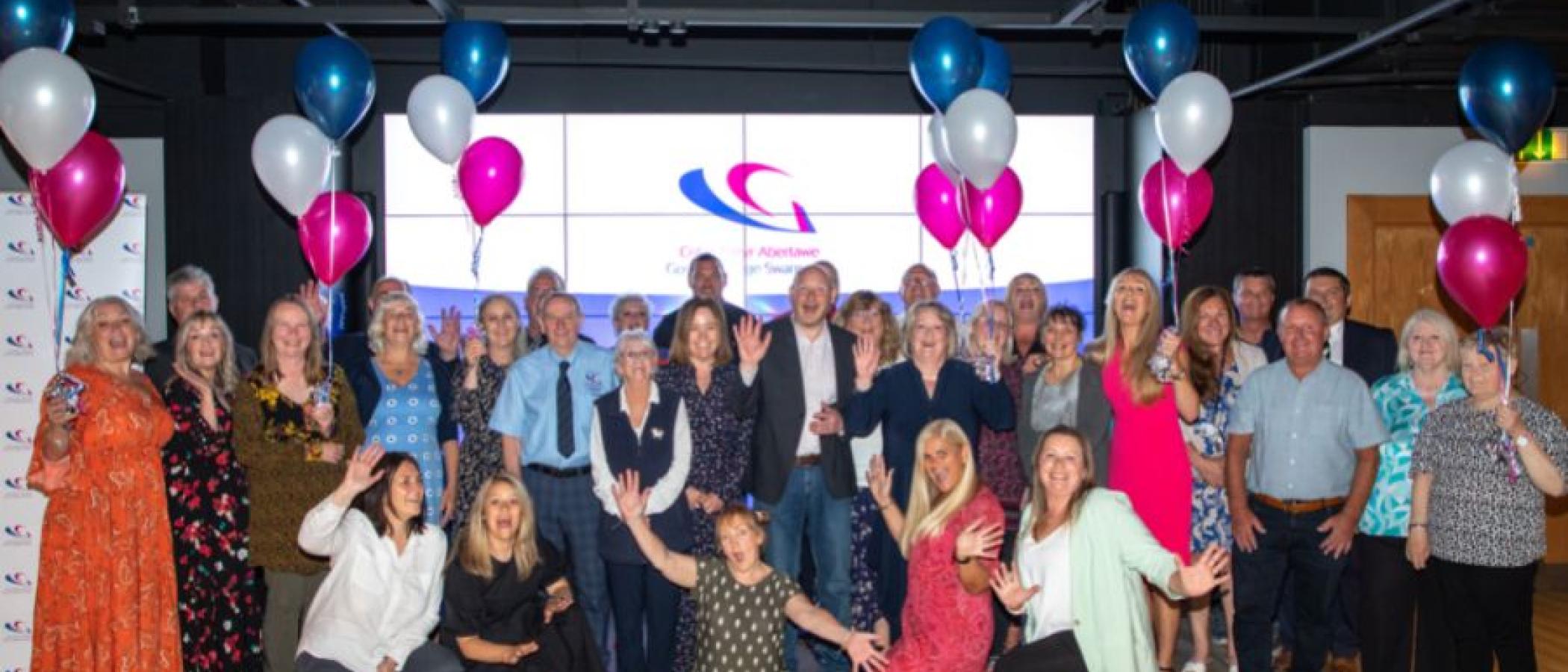 Enillwyr gwobrau gwasanaeth hir i gyd yn dathlu