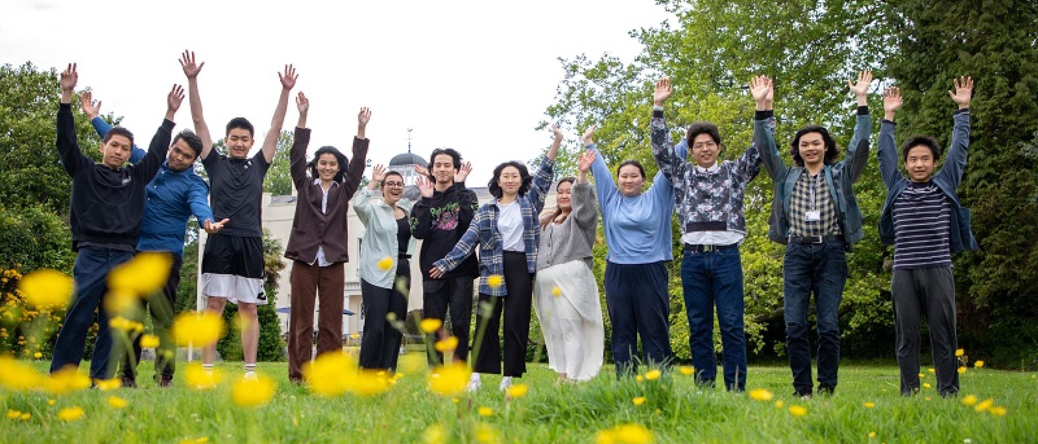 Myfyrwyr Rhyngwladol yn graddio