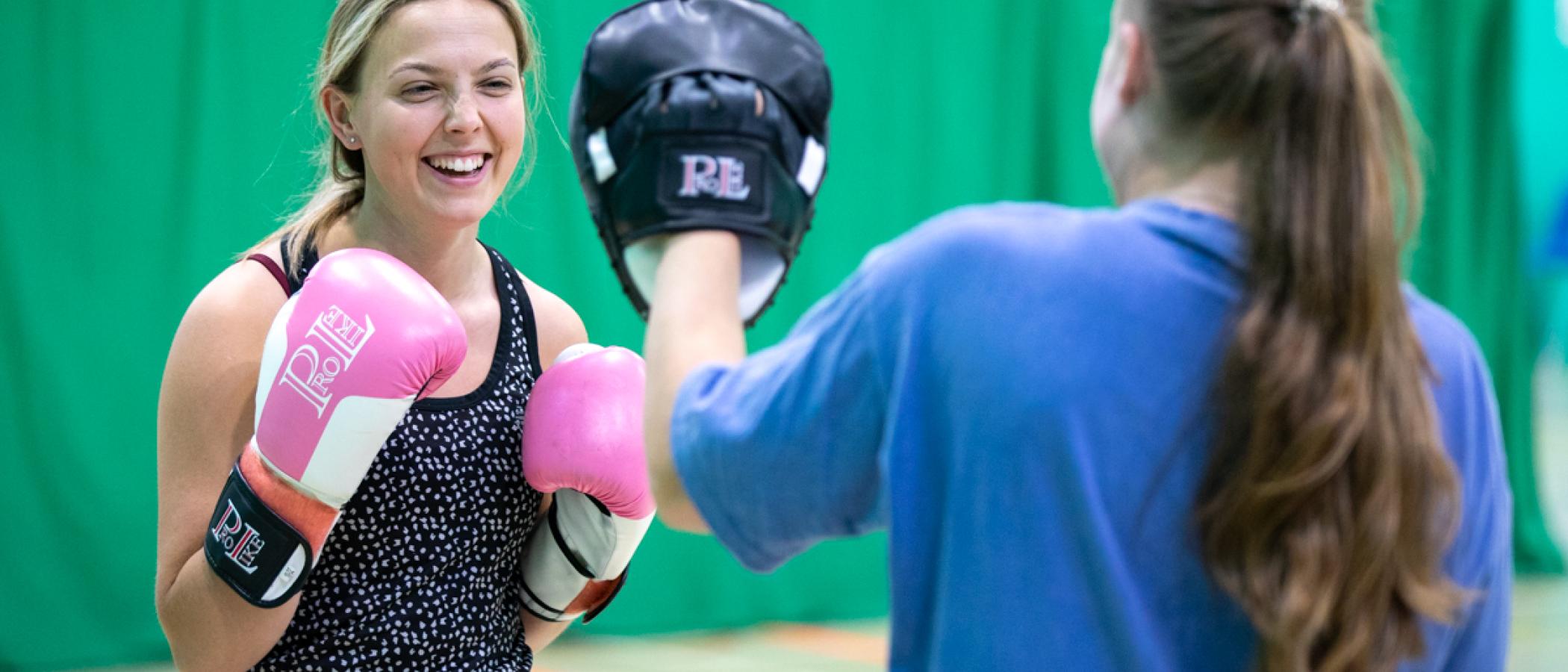 Sesiwn ffitrwydd yn y gampfa / Fitness session at gym