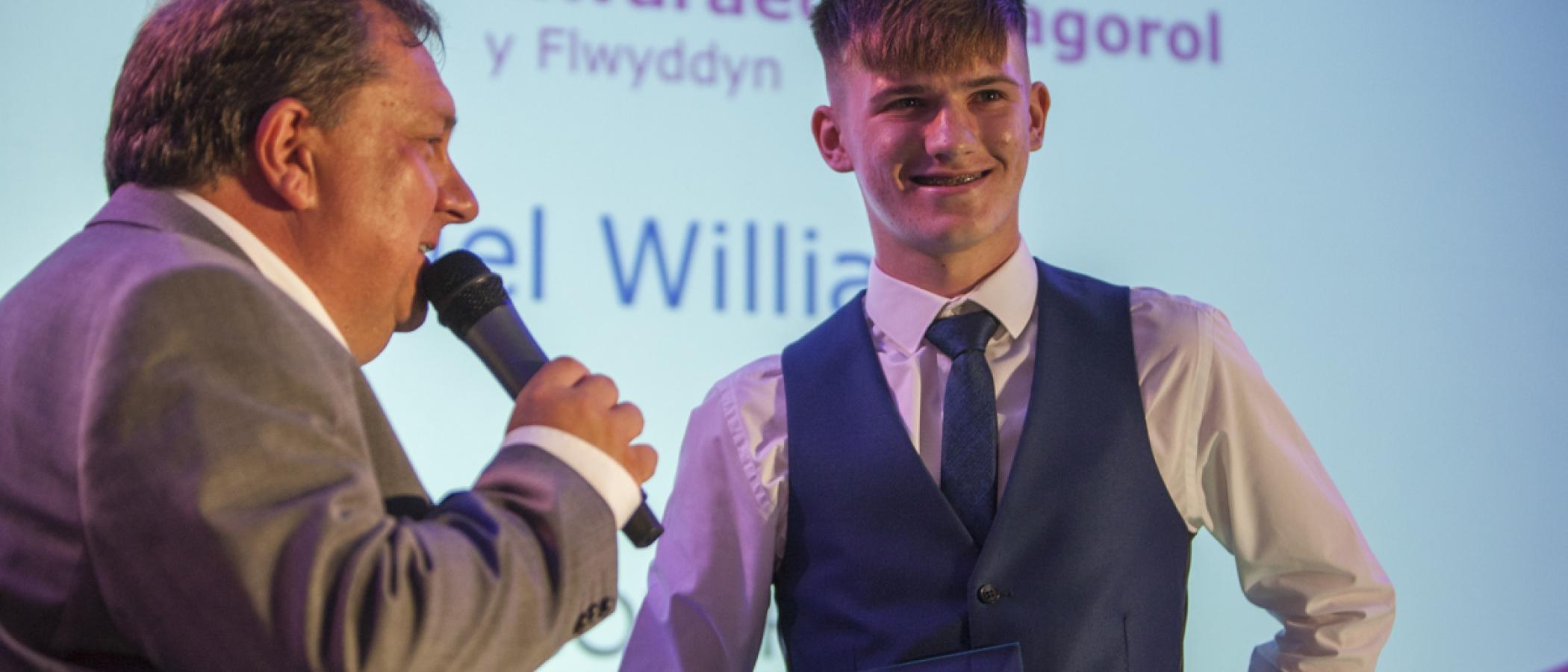 Cynfyfyriwr yn arwyddo i Ddinas Caerdydd 