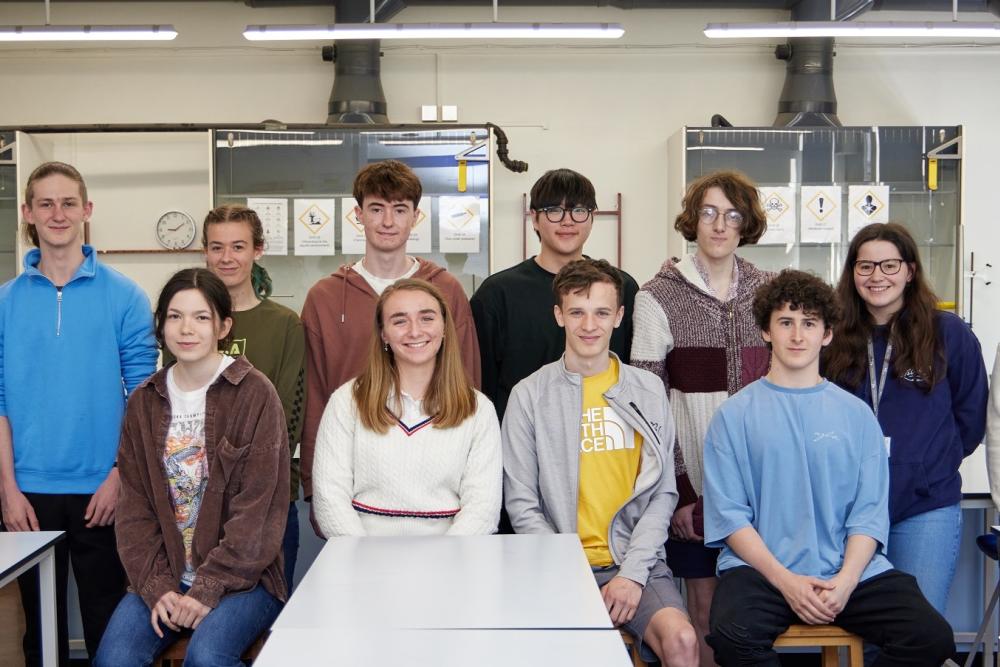 Myfyrwyr yn gwenu / Smiling students