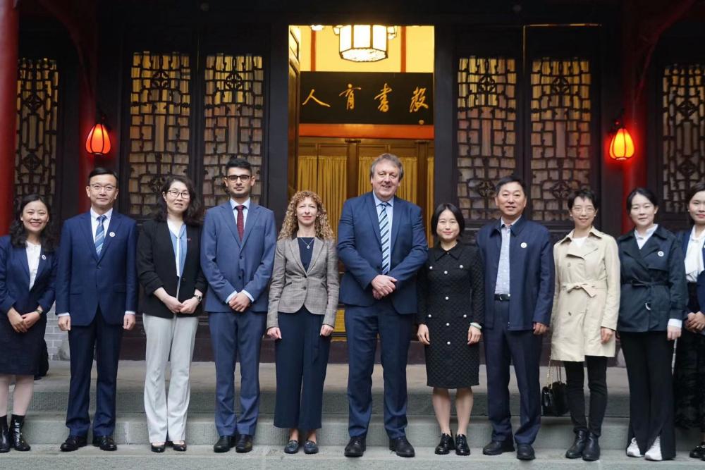 Mark Jones, Prif Swyddog Gweithredol, Ruth Owen Lewis a Jeannie Yu gyda'r grŵp