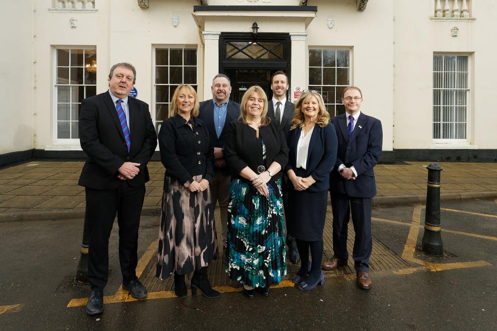 O'r chwith i'r dde - Mark Jones CEO, Nikki Neale VP, James Donaldson VP, Kelly Fountain Principal, Paul Kift VP, Sarah King VP, Mike Glover VP