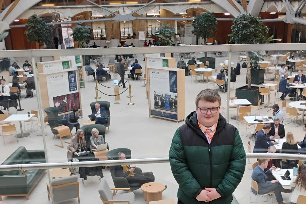 Myfyriwr yn Llundain