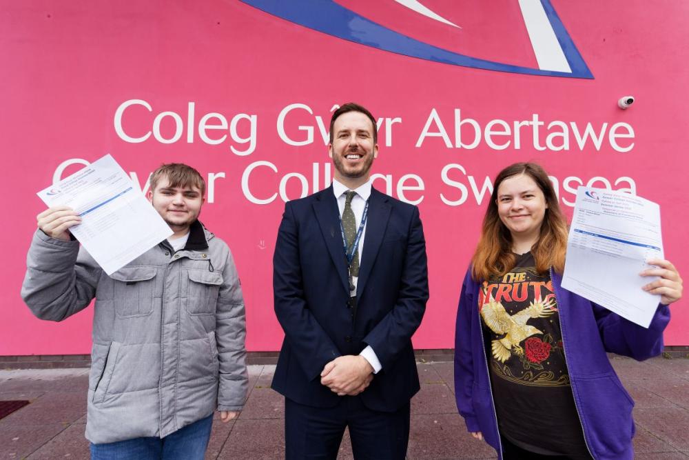 Cyfradd basio Safon Uwch o 100% wrth i fyfyrwyr Coleg Gŵyr Abertawe gwblhau blwyddyn arall o ragoriaeth academaidd