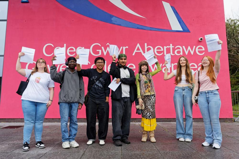 Cyfradd basio Safon Uwch o 100% wrth i fyfyrwyr Coleg Gŵyr Abertawe gwblhau blwyddyn arall o ragoriaeth academaidd