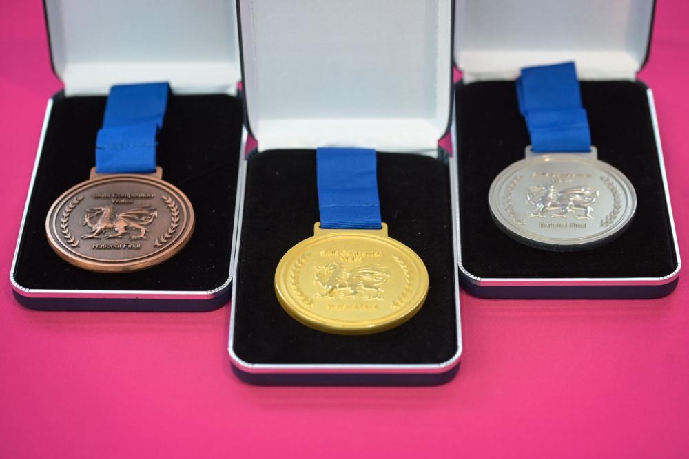 Myfyrwyr y Coleg yn dathlu llwyddiant medalau