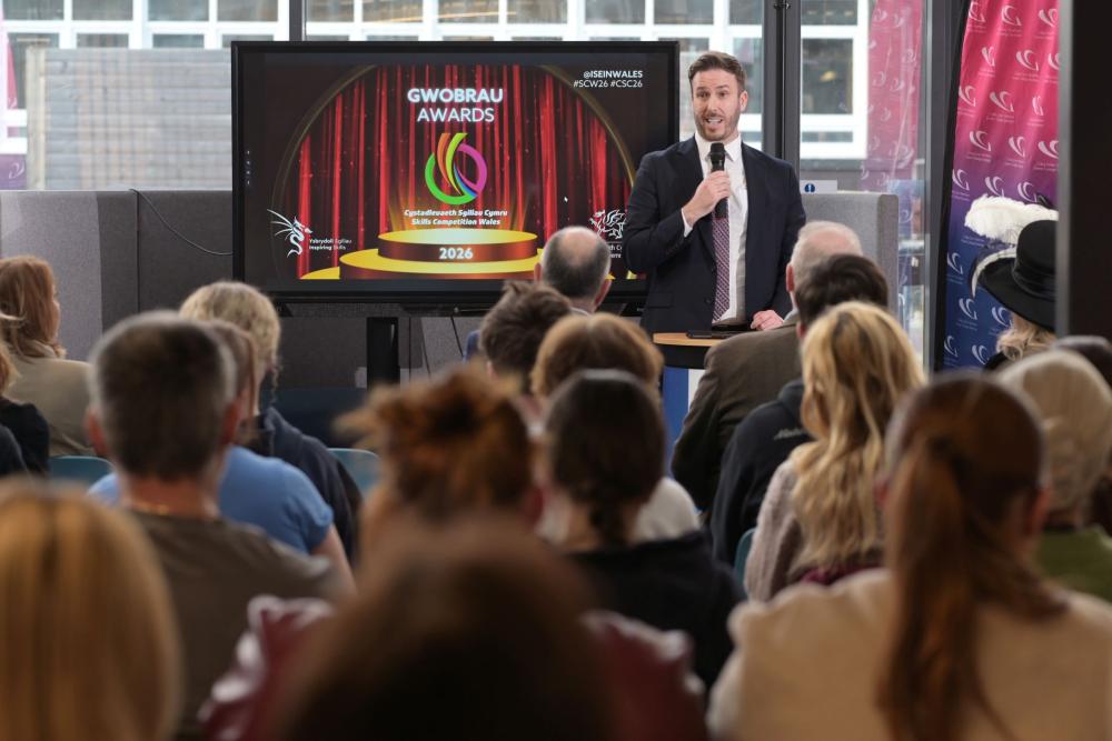 Myfyrwyr y Coleg yn dathlu llwyddiant medalau