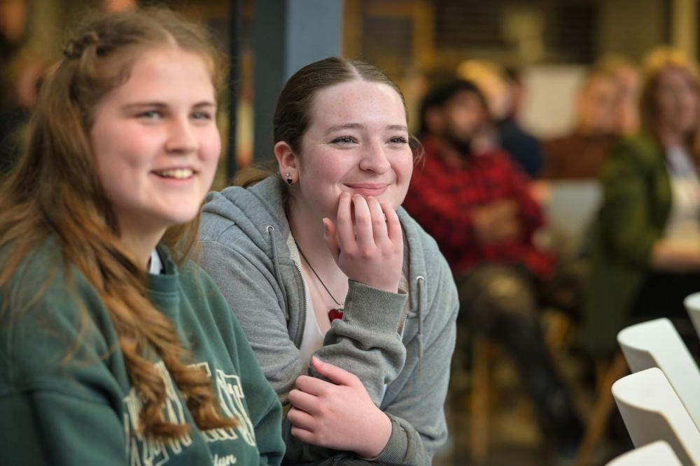 Myfyrwyr y Coleg yn dathlu llwyddiant medalau