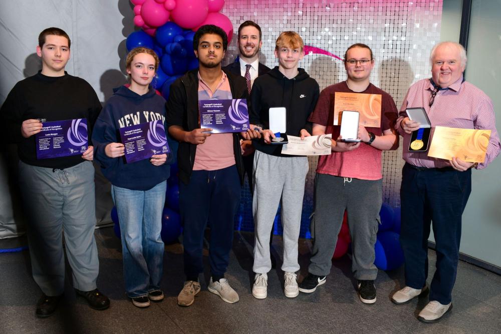 Myfyrwyr y Coleg yn dathlu llwyddiant medalau