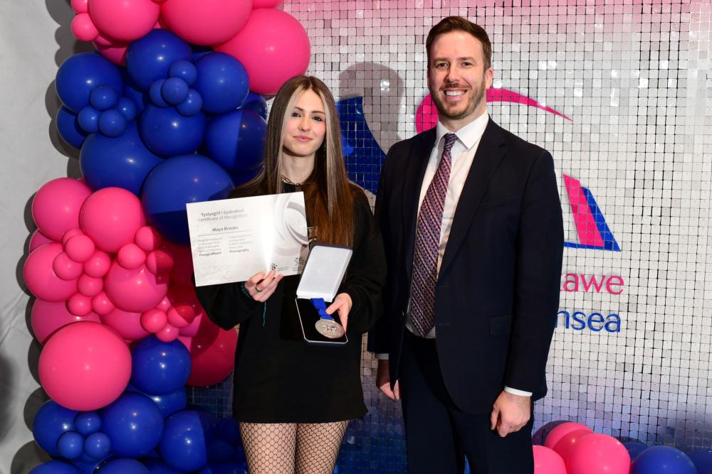 Myfyrwyr y Coleg yn dathlu llwyddiant medalau