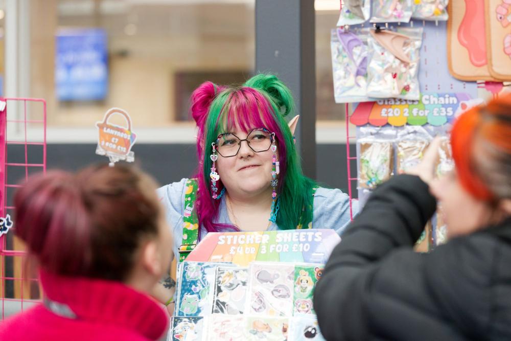 Coleg yn dathlu Wythnos Enfys 2026