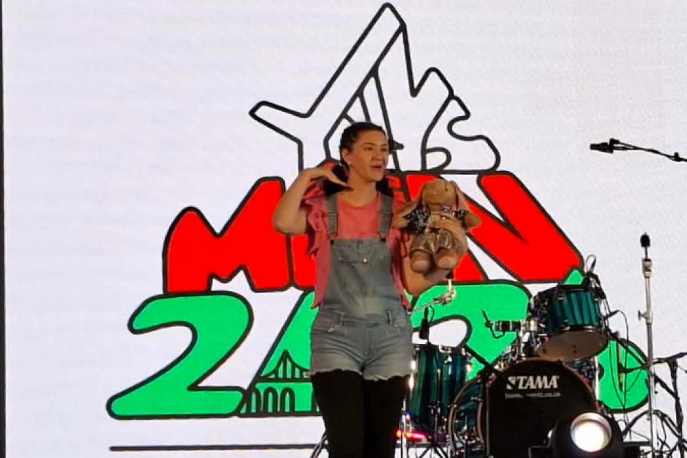 Rhiannon Aue on stage at the Urdd