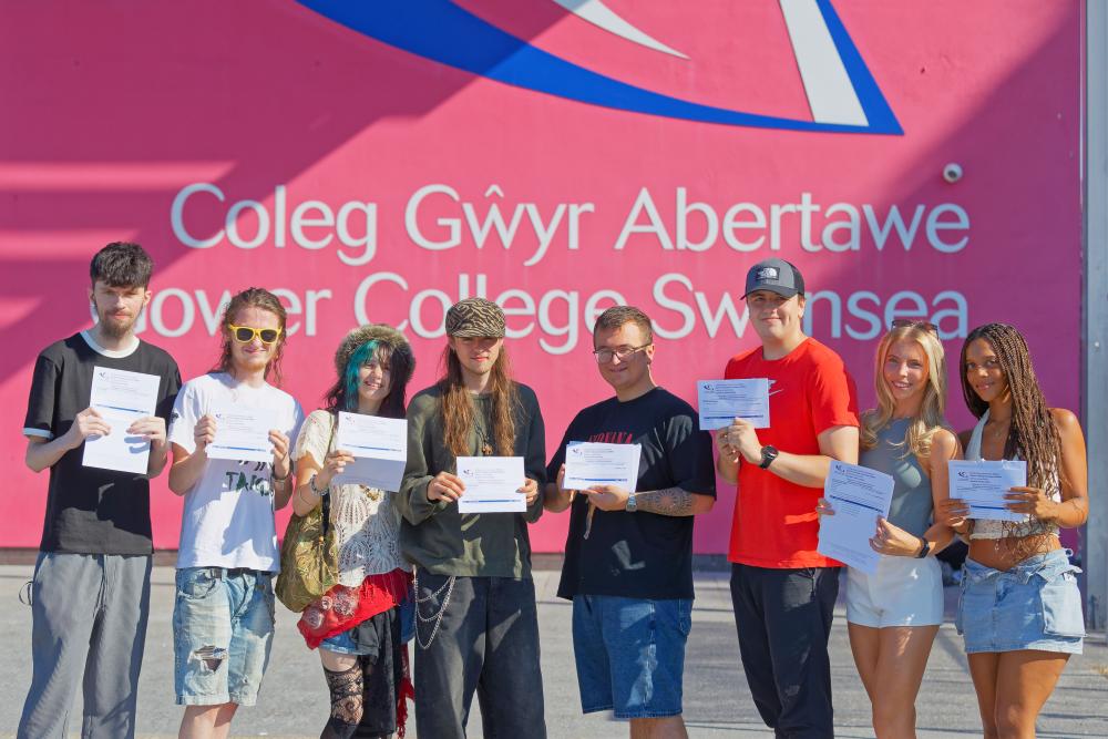 Coleg Gŵyr Abertawe yn dathlu canlyniadau rhagorol wrth i’r gyfradd basio Safon Uwch gyrraedd 100% am yr ail flwyddyn yn olynol 