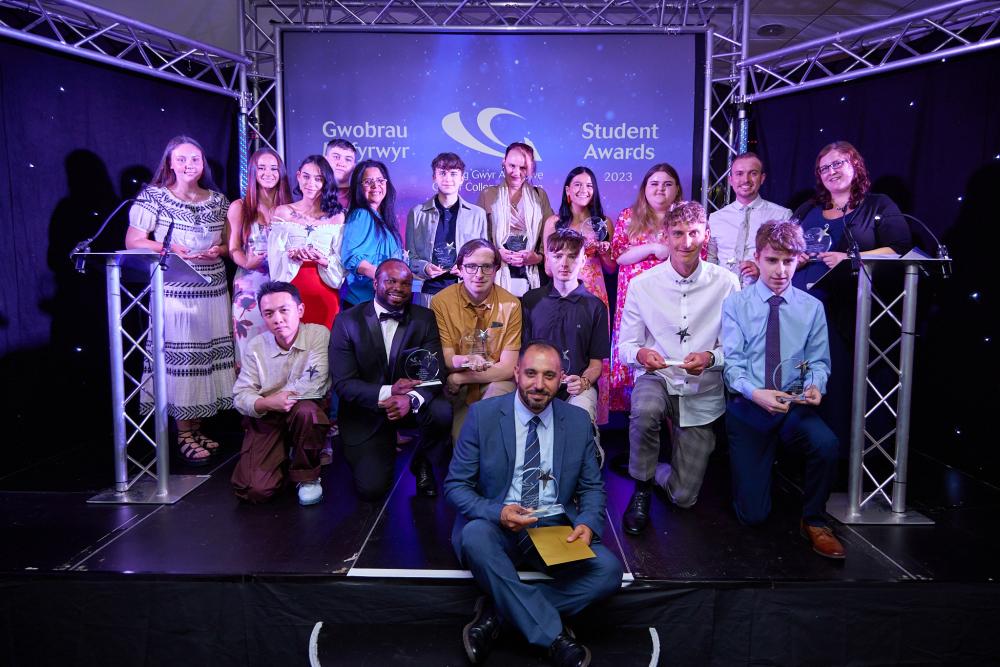 Myfyrwyr â’u tlysau / Students with trophies