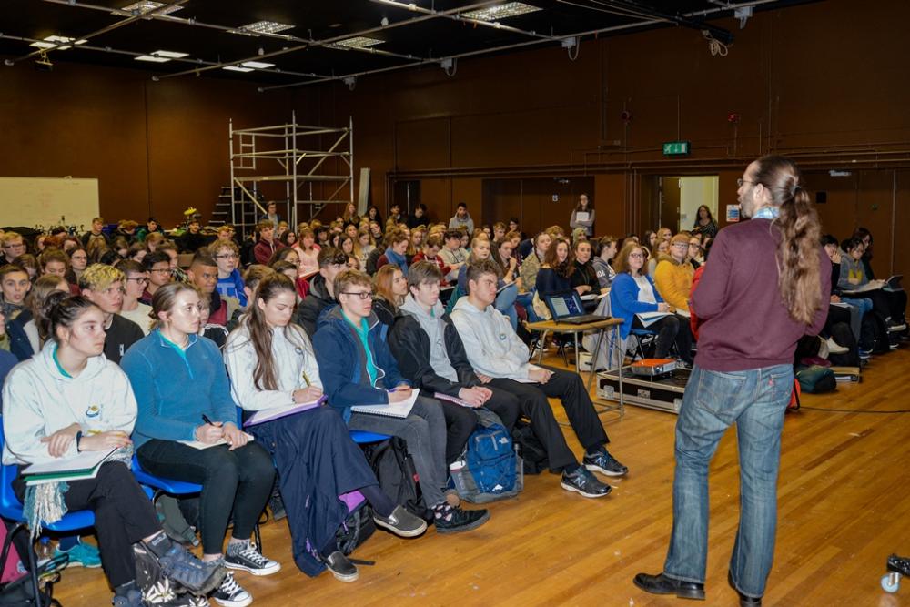 Anerchiad prifysgolion blaenllaw yn denu 200 o fyfyrwyr i'r Coleg