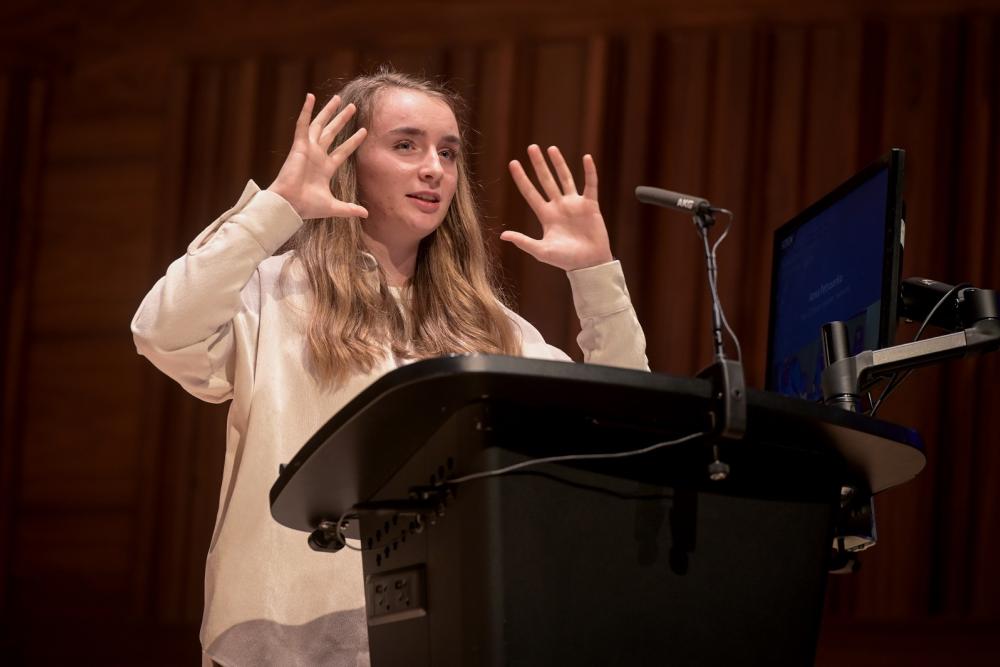 Student speaking on stage / Myfyriwr yn siarad ar lwyfan