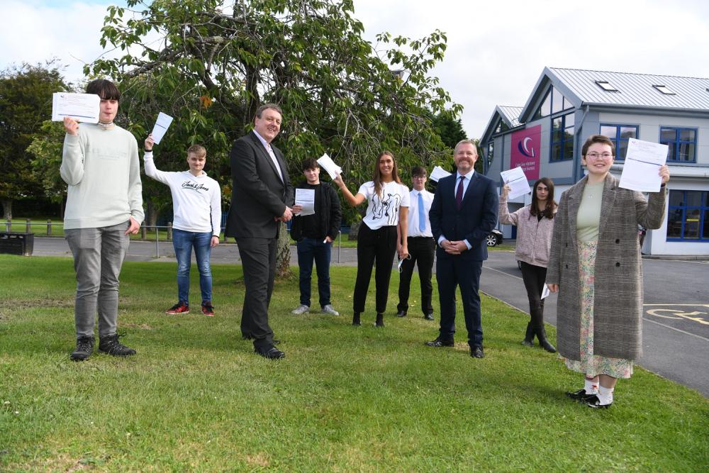 Myfyrwyr yn dathlu canlyniadau arholiadau gwych ar gyfer 2021