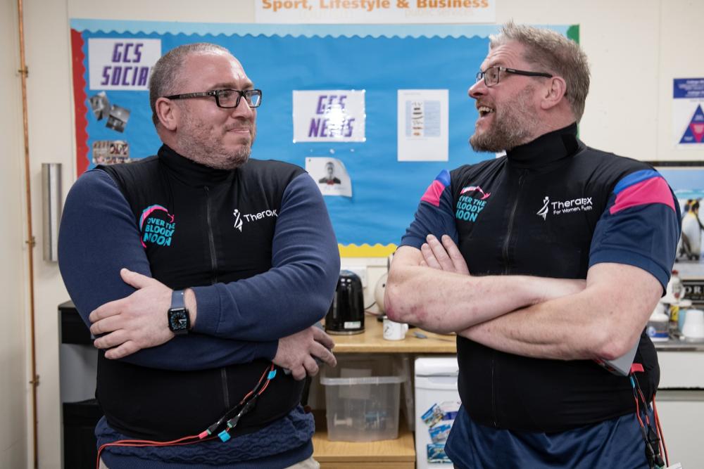 Dynion yn gwisgo festiau / Men wearing vests