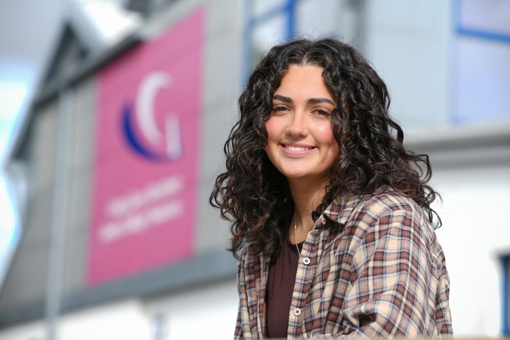 Llun pen ac ysgwydd o fenyw / Head and shoulders shot of woman