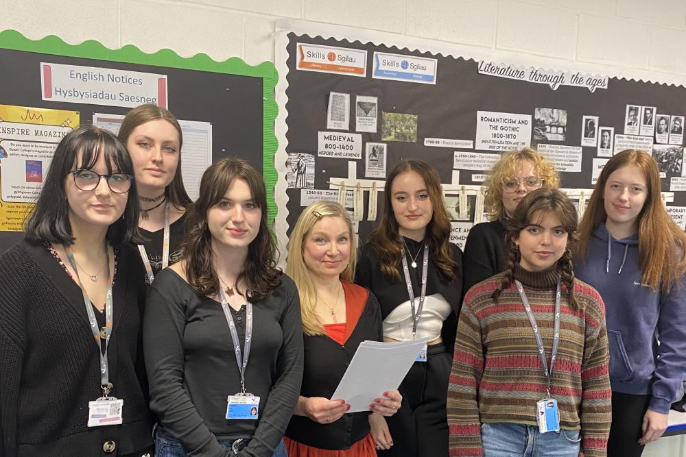 Grŵp o fyfyrwyr / Group of students