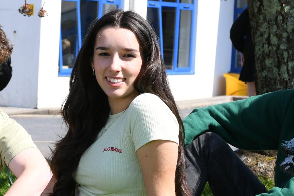 Myfyriwr yn gwenu / Smiling student