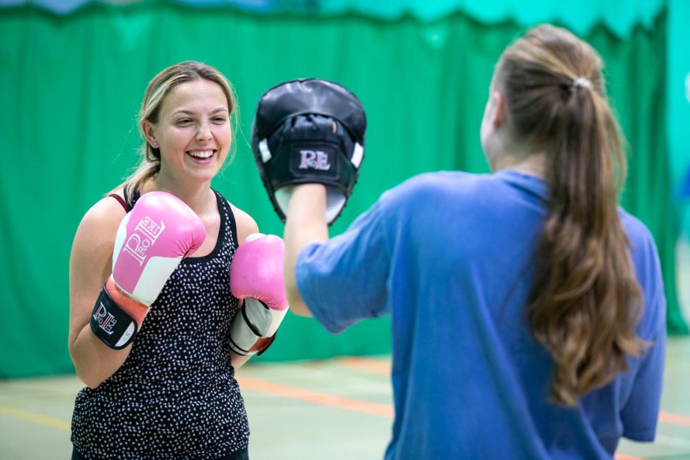 Sesiwn ffitrwydd yn y gampfa / Fitness session at gym