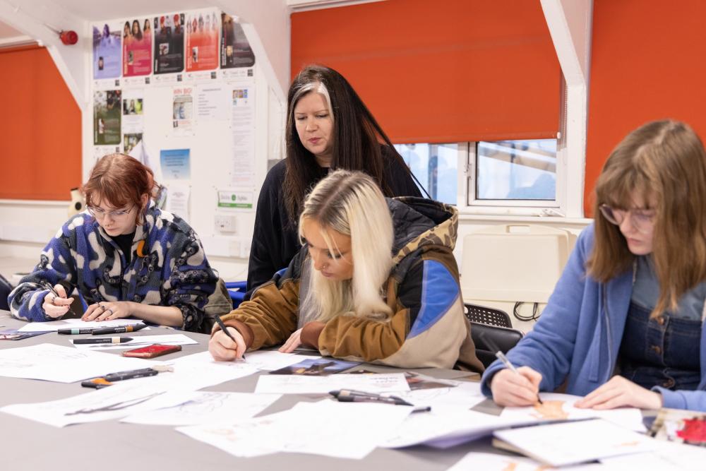 Students in studio / Myfyrwyr yn y stiwdio