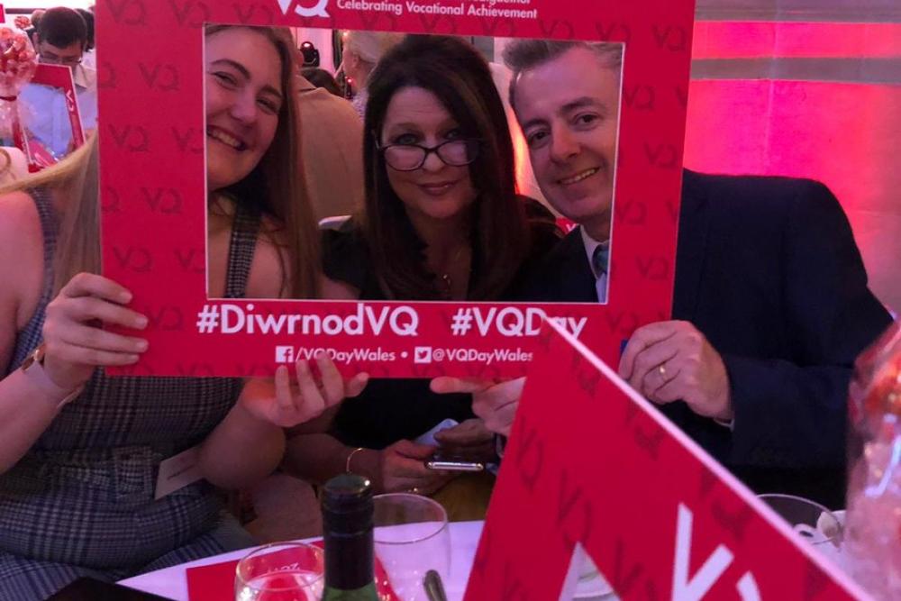 Cyn-fyfyriwr yn ennill teitl Dysgwr VQ Lefel Ganolradd y Flwyddyn 2019